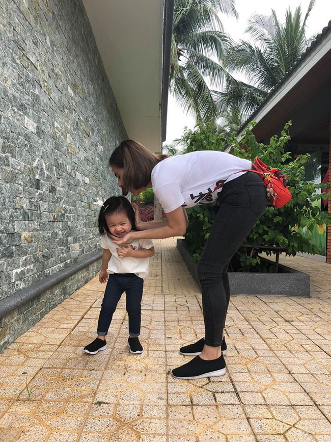 Mới 2 tuổi, con gái Vân Trang đã trổ mã xinh đẹp không thua kém mẹ - Ảnh 5.
