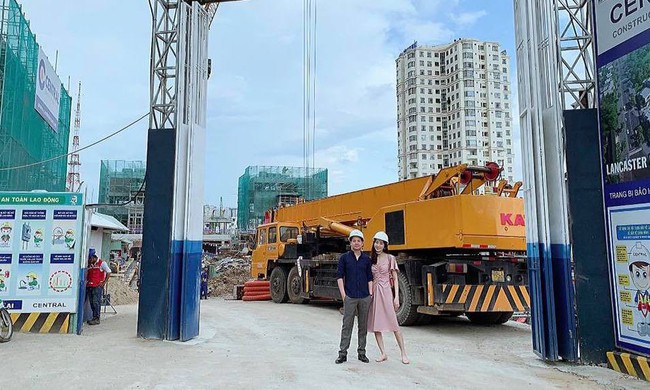 Lấy chồng đại gia, sinh con xong là HH Đặng Thu Thảo giày bệt mũ bảo hộ như gái văn phòng thế này đây - Ảnh 1.