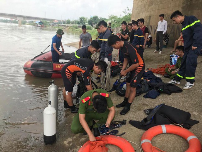 Thanh Hóa: Nam thanh niên đi xe đạp lên cầu Hàm Rồng nhảy xuống sông tự vẫn - Ảnh 2.