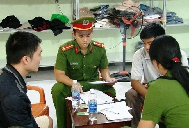 Phù phép gần 2.000 bộ quần áo không rõ nguồn gốc thành hàng hiệu - Ảnh 1. Phù phép gần 2.000 bộ quần áo không rõ nguồn gốc thành hàng hiệu - Ảnh 1.