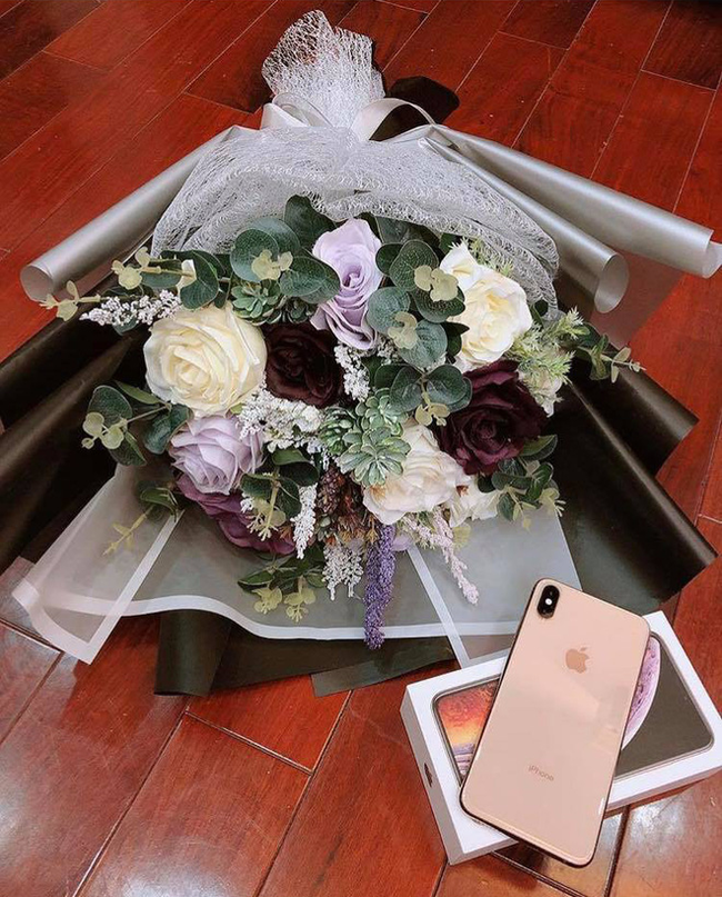 20/10 của dàn bạn gái U23: Người được tặng iPhone, người về tận nhà bạn trai tổ chức tiệc - Ảnh 1. 20/10 của dàn bạn gái U23: Người được tặng iPhone, người về tận nhà bạn trai tổ chức tiệc - Ảnh 1.