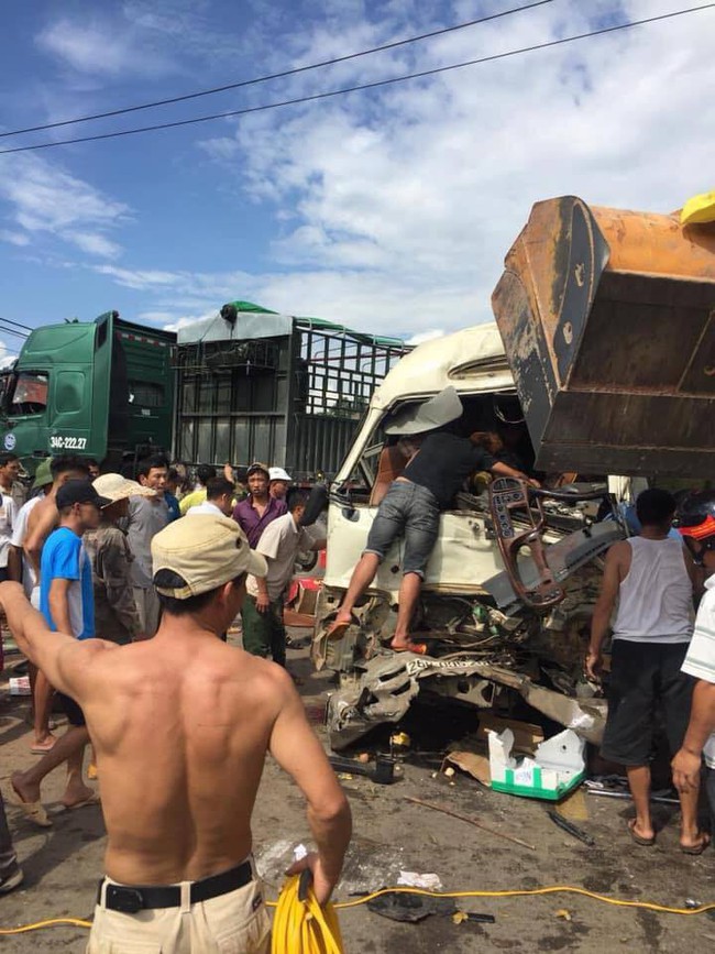 Sơn La: Huy động máy xúc tách hai chiếc xe tai nạn dính chặt nhau, đưa 10 người đi cấp cứu - Ảnh 4.