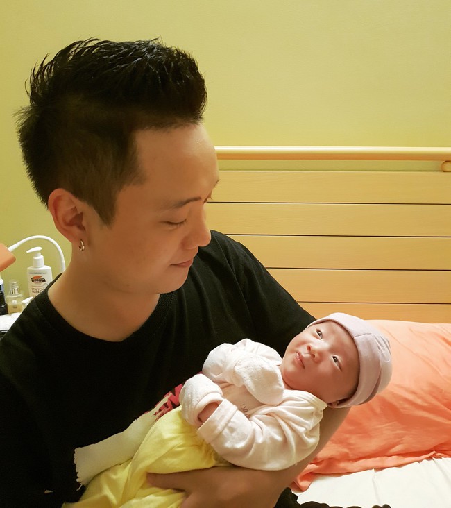 Justa Tee đăng ảnh con gái với biểu cảm “khó đỡ”, dân mạng phải thốt lên giống bố cả tính lầy - Ảnh 1. Justa Tee đăng ảnh con gái với biểu cảm “khó đỡ”, dân mạng phải thốt lên giống bố cả tính lầy - Ảnh 1.