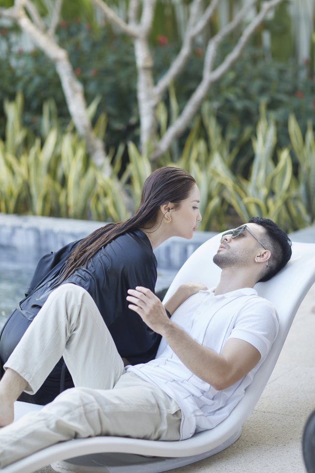 Bích Phương nóng rực lửa khi quấn quýt bạn diễn trong MV mới - Ảnh 12. Bích Phương nóng rực lửa khi quấn quýt bạn diễn trong MV mới - Ảnh 12.