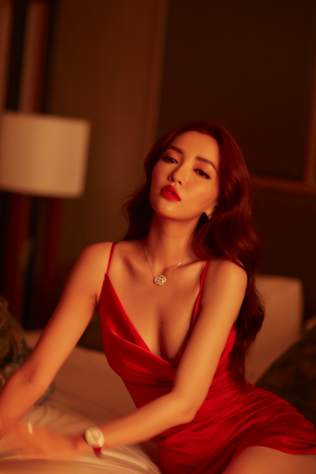 Bích Phương nóng rực lửa khi quấn quýt bạn diễn trong MV mới - Ảnh 3. Bích Phương nóng rực lửa khi quấn quýt bạn diễn trong MV mới - Ảnh 3.