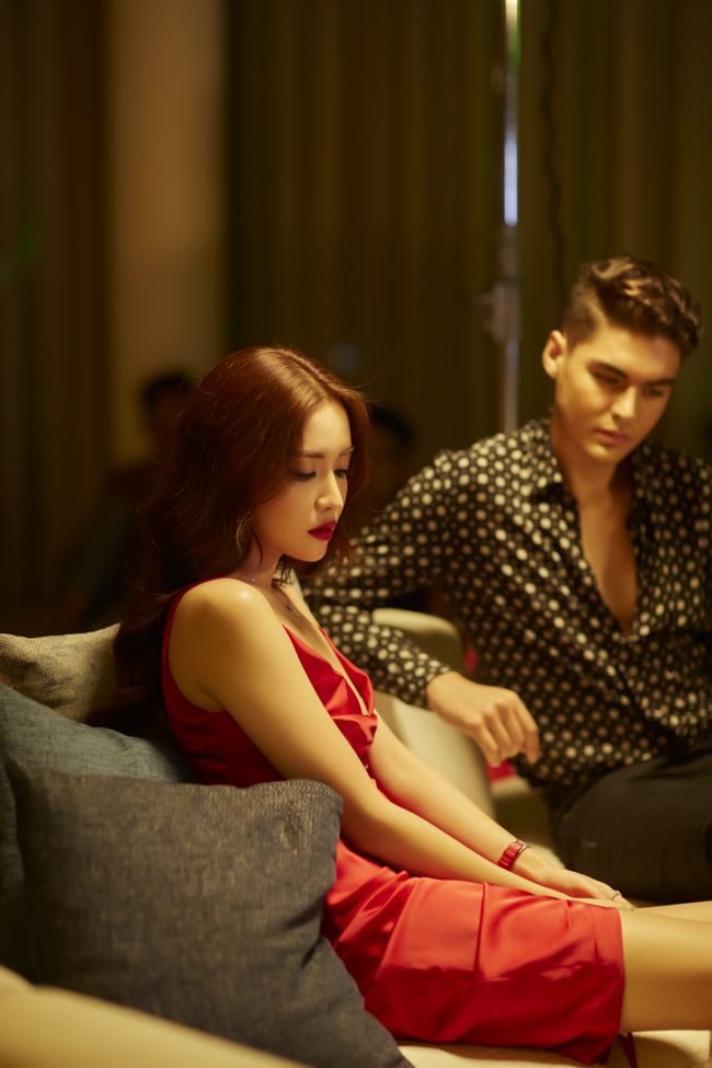 Bích Phương nóng rực lửa khi quấn quýt bạn diễn trong MV mới - Ảnh 9. Bích Phương nóng rực lửa khi quấn quýt bạn diễn trong MV mới - Ảnh 9.