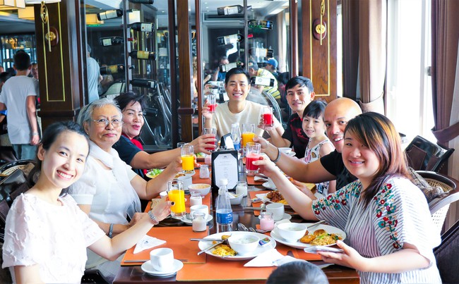 Em rể Mỹ lần đầu về Việt Nam, Nguyên Khang đưa cả gia đình đi nghỉ sang chảnh trên du thuyền Hạ Long - Ảnh 7.