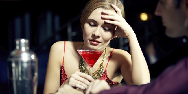 Phụ nữ uống một chút cũng được, nhưng đừng trở thành mồi nhậu của cánh đàn ông - Ảnh 2.