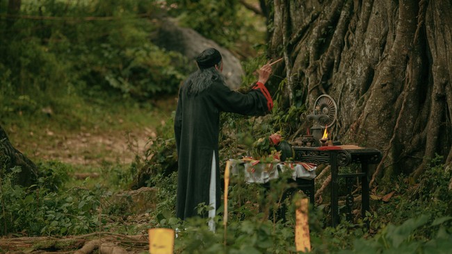 Người bất tử - Phim gây sốt của Victor Vũ hé lộ hậu trường nghi lễ hiến tế lạ lùng và ma quái nhất  - Ảnh 2.