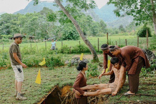 Người bất tử - Phim gây sốt của Victor Vũ hé lộ hậu trường nghi lễ hiến tế lạ lùng và ma quái nhất  - Ảnh 9.