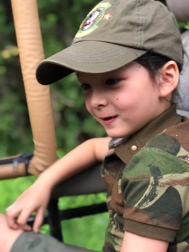 Dạy con giỏi như mẹ đơn thân Diva Hồng Nhung, hai con 6 tuổi đã thám hiểm rừng nhiệt đới hoang dã - Ảnh 4.
