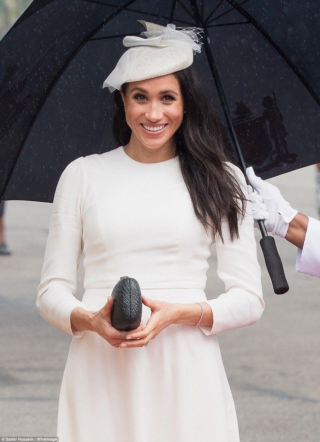 Meghan lần đầu gặp sự cố trong chuyến công du nhưng cách xử lý tinh tế của cô khiến mọi người thán phục - Ảnh 5.