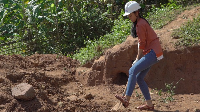 Hoa hậu Tiểu Vy lại gây sốt với hình ảnh để mặt mộc đẩy xe đất, đào giếng - Ảnh 8.