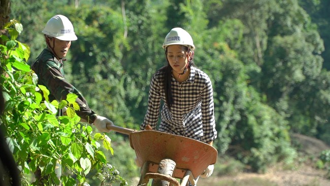Hoa hậu Tiểu Vy lại gây sốt với hình ảnh để mặt mộc đẩy xe đất, đào giếng - Ảnh 3.