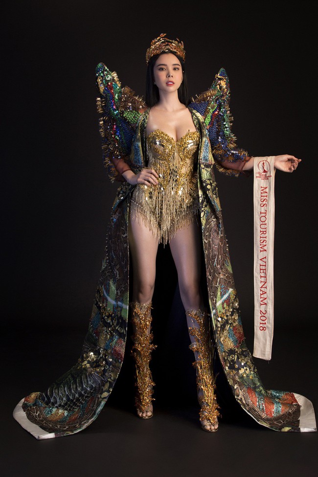 Á khôi siêu vòng 3 mang trang phục nữ thần lúa nặng 20kg đến Miss Tourism Queen Worldwide - Ảnh 1.