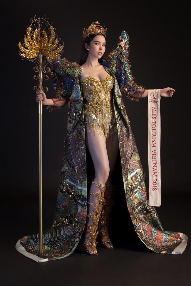 Á khôi siêu vòng 3 mang trang phục nữ thần lúa nặng 20kg đến Miss Tourism Queen Worldwide - Ảnh 3.
