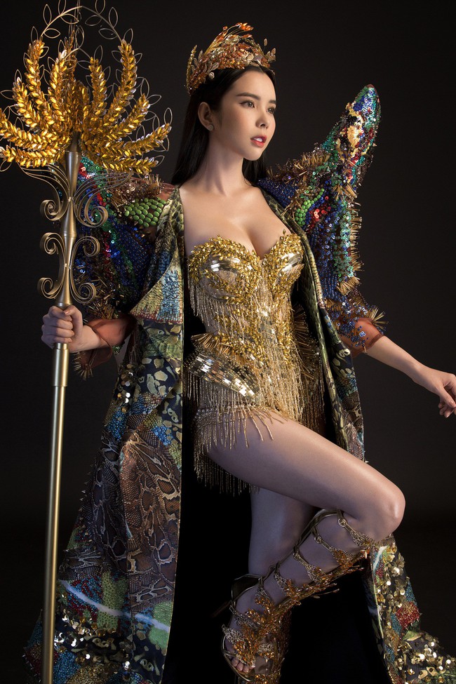 Á khôi siêu vòng 3 mang trang phục nữ thần lúa nặng 20kg đến Miss Tourism Queen Worldwide - Ảnh 5.