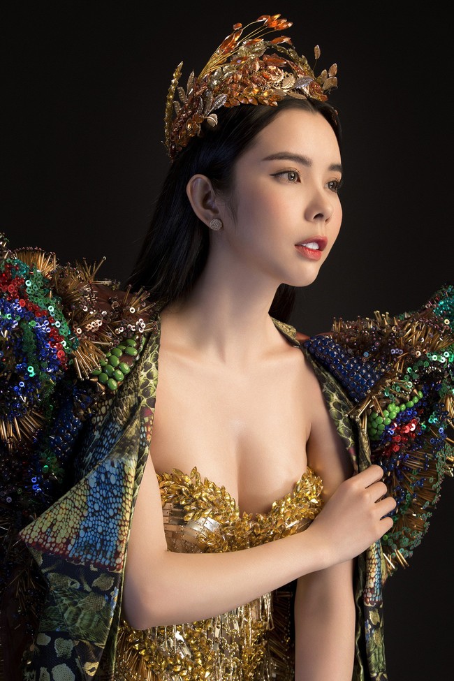 Á khôi siêu vòng 3 mang trang phục nữ thần lúa nặng 20kg đến Miss Tourism Queen Worldwide - Ảnh 7.