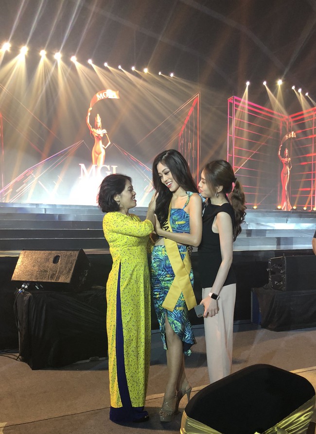 Diện váy xẻ táo bạo, Phương Nga khiến fan Việt lo nơm nớp tại đêm bán kết Miss Grand International 2018 - Ảnh 2.