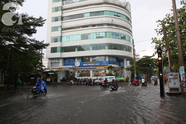 Mưa chỉ 15 phút, đường Sài Gòn lại biến thành sông khiến học sinh bì bõm lội nước về nhà giờ tan trường - Ảnh 11.