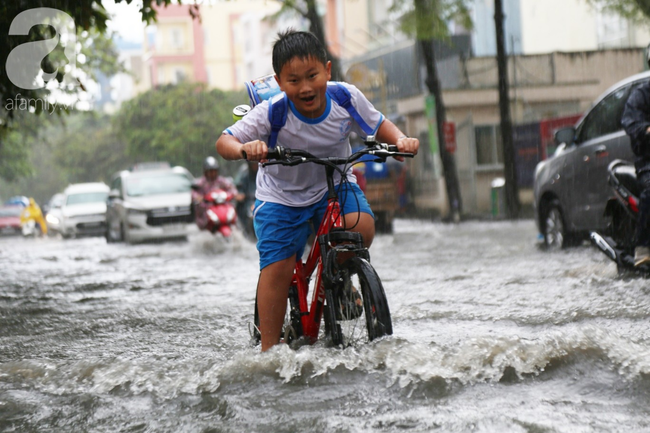Mưa chỉ 15 phút, đường Sài Gòn lại biến thành sông khiến học sinh bì bõm lội nước về nhà giờ tan trường - Ảnh 6.