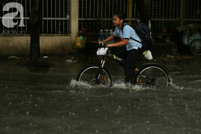 Mưa chỉ 15 phút, đường Sài Gòn lại biến thành sông khiến học sinh bì bõm lội nước về nhà giờ tan trường - Ảnh 8.