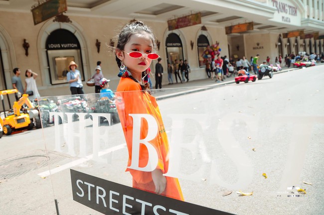 2 mẫu nhí nổi bật với street style ấn tượng ở VIFW: 5, 6 tuổi đã sở hữu thần thái không phải dạng vừa - Ảnh 2. 2 mẫu nhí nổi bật với street style ấn tượng ở VIFW: 5, 6 tuổi đã sở hữu thần thái không phải dạng vừa - Ảnh 2.