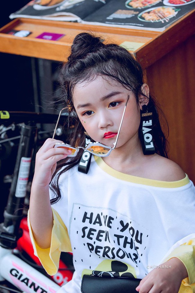 2 mẫu nhí nổi bật với street style ấn tượng ở VIFW: 5, 6 tuổi đã sở hữu thần thái không phải dạng vừa - Ảnh 9. 2 mẫu nhí nổi bật với street style ấn tượng ở VIFW: 5, 6 tuổi đã sở hữu thần thái không phải dạng vừa - Ảnh 9.