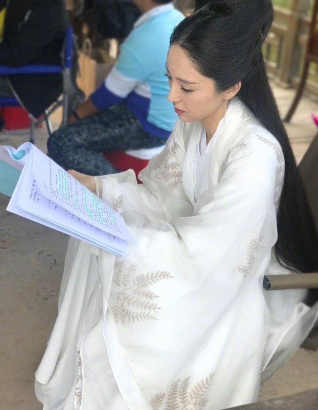 Lấy lại tinh thần giữa scandal cưỡng bức của chồng, Đổng Tuyền quay trở lại showbiz chăm chỉ làm việc - Ảnh 3. Lấy lại tinh thần giữa scandal cưỡng bức của chồng, Đổng Tuyền quay trở lại showbiz chăm chỉ làm việc - Ảnh 3.