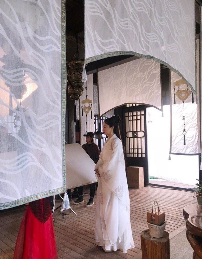 Lấy lại tinh thần giữa scandal cưỡng bức của chồng, Đổng Tuyền quay trở lại showbiz chăm chỉ làm việc - Ảnh 4. Lấy lại tinh thần giữa scandal cưỡng bức của chồng, Đổng Tuyền quay trở lại showbiz chăm chỉ làm việc - Ảnh 4.