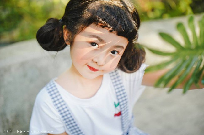 2 mẫu nhí nổi bật với street style ấn tượng ở VIFW: 5, 6 tuổi đã sở hữu thần thái không phải dạng vừa - Ảnh 8. 2 mẫu nhí nổi bật với street style ấn tượng ở VIFW: 5, 6 tuổi đã sở hữu thần thái không phải dạng vừa - Ảnh 8.