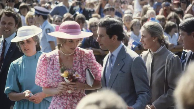 Nhìn Hoàng tử Harry ân cần với vợ, công chúng thấy thương cho Công nương Diana từng bị chồng lạnh nhạt trong chuyến công du 35 năm về trước - Ảnh 9.