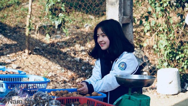 Em gái bán lê ở Hà Giang bất ngờ nổi tiếng mạng xã hội, phượt thủ nào đi ngang cũng muốn chụp ảnh chung - Ảnh 16.