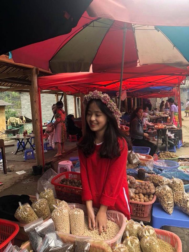 Em gái bán lê ở Hà Giang bất ngờ nổi tiếng mạng xã hội, phượt thủ nào đi ngang cũng muốn chụp ảnh chung - Ảnh 15.