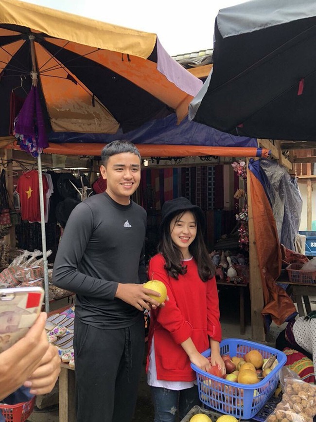 Em gái bán lê ở Hà Giang bất ngờ nổi tiếng mạng xã hội, phượt thủ nào đi ngang cũng muốn chụp ảnh chung - Ảnh 6.