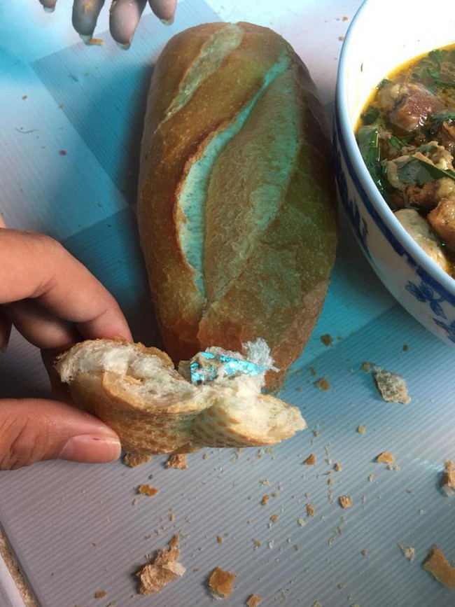 Ăn bánh mì bò kho, cô gái suýt mất mạng vì lưỡi dao lam bét ngót ẩn trong chiếc bánh - Ảnh 2.