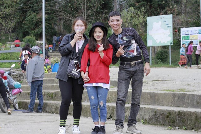 Em gái bán lê ở Hà Giang bất ngờ nổi tiếng mạng xã hội, phượt thủ nào đi ngang cũng muốn chụp ảnh chung - Ảnh 7.