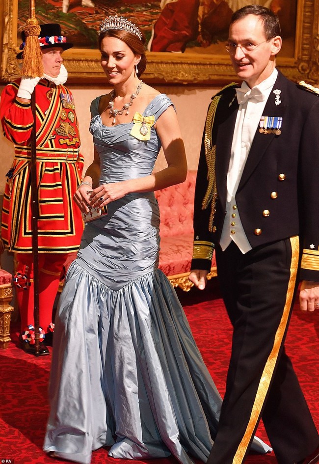 Đội vương miện tuyệt đẹp của mẹ chồng quá cố, Công nương Kate vẫn gây thất vọng khi mặc chiếc váy xấu chưa từng thấy - Ảnh 2.