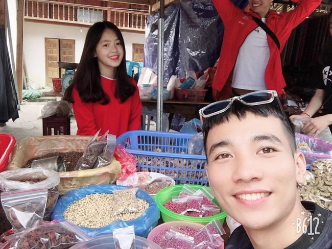Em gái bán lê ở Hà Giang bất ngờ nổi tiếng mạng xã hội, phượt thủ nào đi ngang cũng muốn chụp ảnh chung - Ảnh 10.