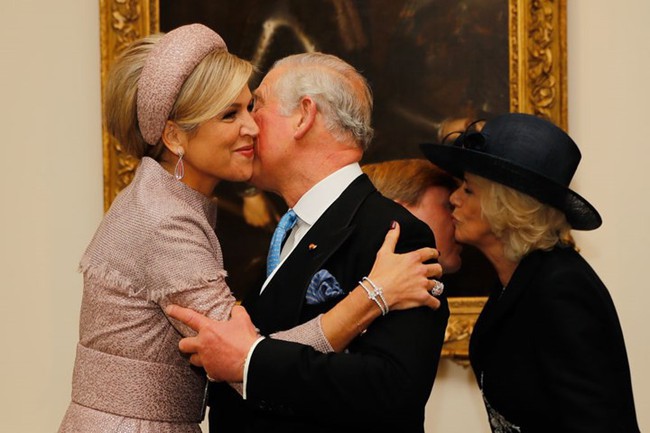Vừa tái xuất bên cạnh chồng, bà Camilla phải muối mặt vì lỗi ngớ ngẩn này khi gặp khách quý  - Ảnh 3.