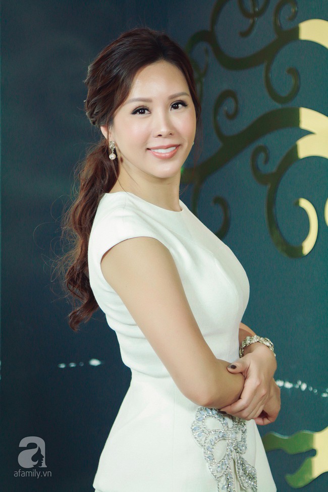 Hoa hậu Thu Hoài: Bố mẹ bạn trai ác cảm, chê bai vì tôi lớn hơn anh 10 tuổi, có 3 đứa con riêng!  - Ảnh 2.