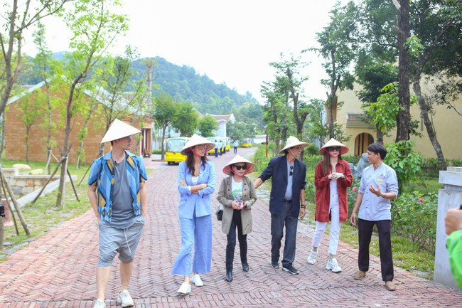 Hồ Ngọc Hà cùng bố mẹ leo núi 3 tiếng đồng hồ để viếng chùa Yên Tử, cầu bình an - Ảnh 1.