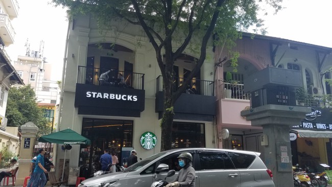 Vào Starbucks uống cà phê, khách hàng bất cẩn bị trộm laptop gần 40 triệu đồng - Ảnh 1.