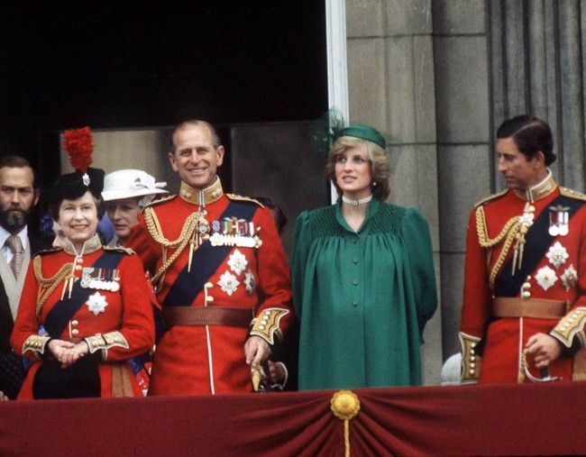Nhìn Harry chăm sóc vợ bầu, công chúng lại chạnh lòng nghĩ đến Công nương Diana bị đối xử tệ bạc khi mang thai  - Ảnh 7.