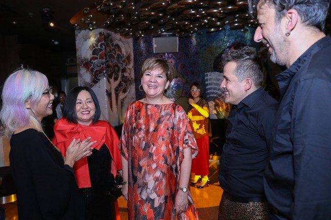 Á hậu Lệ Hằng hội ngộ cùng Á hậu Hoàn vũ Thế giới Raquel Pelissier trước thềm Vietnam International Fashion Week - Ảnh 5.