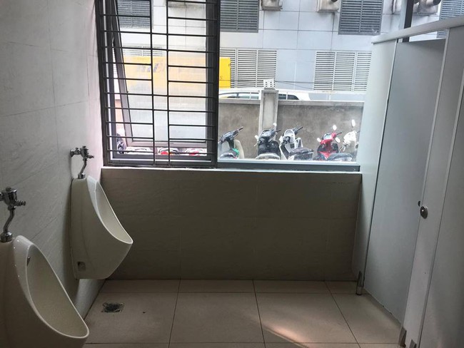 Buồn đi hái hoa ở văn phòng, nhưng WC công ty lại cửa có cũng như không thế này thì phải làm sao? - Ảnh 2.