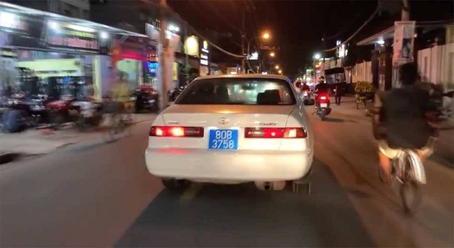 Lý do bất ngờ xe biển xanh chở phụ nữ, trẻ em bật đèn ưu tiên, bấm còi inh ỏi trên đường phố Sài Gòn - Ảnh 1.