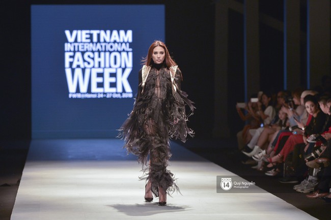 Võ Hoàng Yến mở màn VIFW xuất sắc, Lan Khuê làm vedette trong show Lâm Gia Khang - Ảnh 1. Võ Hoàng Yến mở màn VIFW xuất sắc, Lan Khuê làm vedette trong show Lâm Gia Khang - Ảnh 1.
