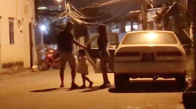 Lý do bất ngờ xe biển xanh chở phụ nữ, trẻ em bật đèn ưu tiên, bấm còi inh ỏi trên đường phố Sài Gòn - Ảnh 2.