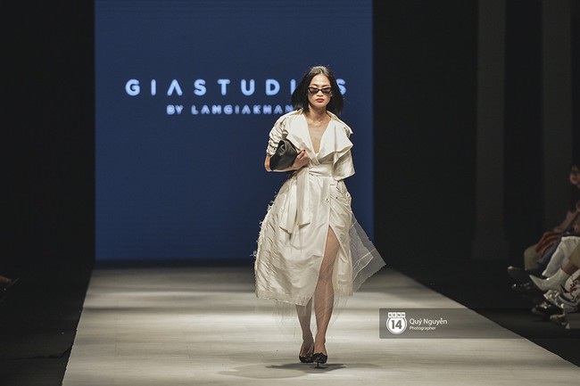 Võ Hoàng Yến mở màn VIFW xuất sắc, Lan Khuê làm vedette trong show Lâm Gia Khang - Ảnh 4. Võ Hoàng Yến mở màn VIFW xuất sắc, Lan Khuê làm vedette trong show Lâm Gia Khang - Ảnh 4.